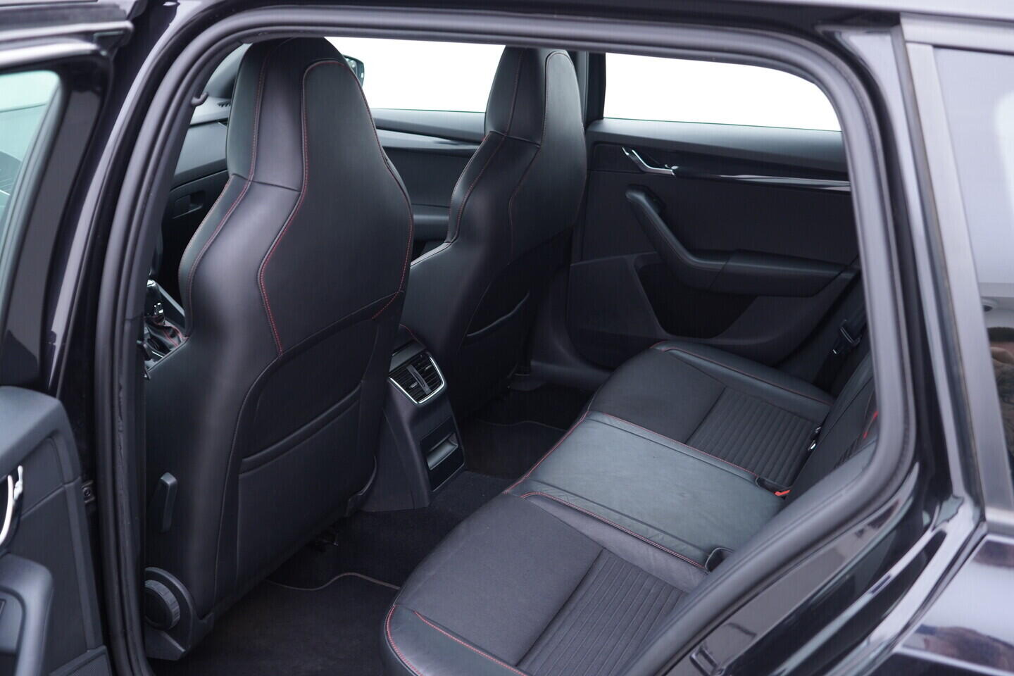 OV190V10688_35.webp_OCTAVIA RS 2.0 TSI 162 kW automat