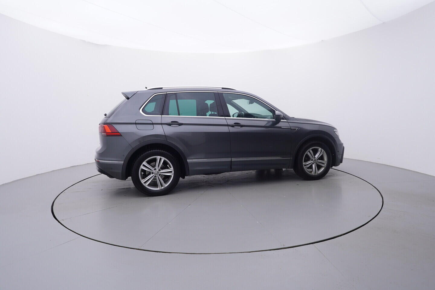 OV190V10705_15.webp_TIGUAN R-line  2.0 TDI 110 kW automat