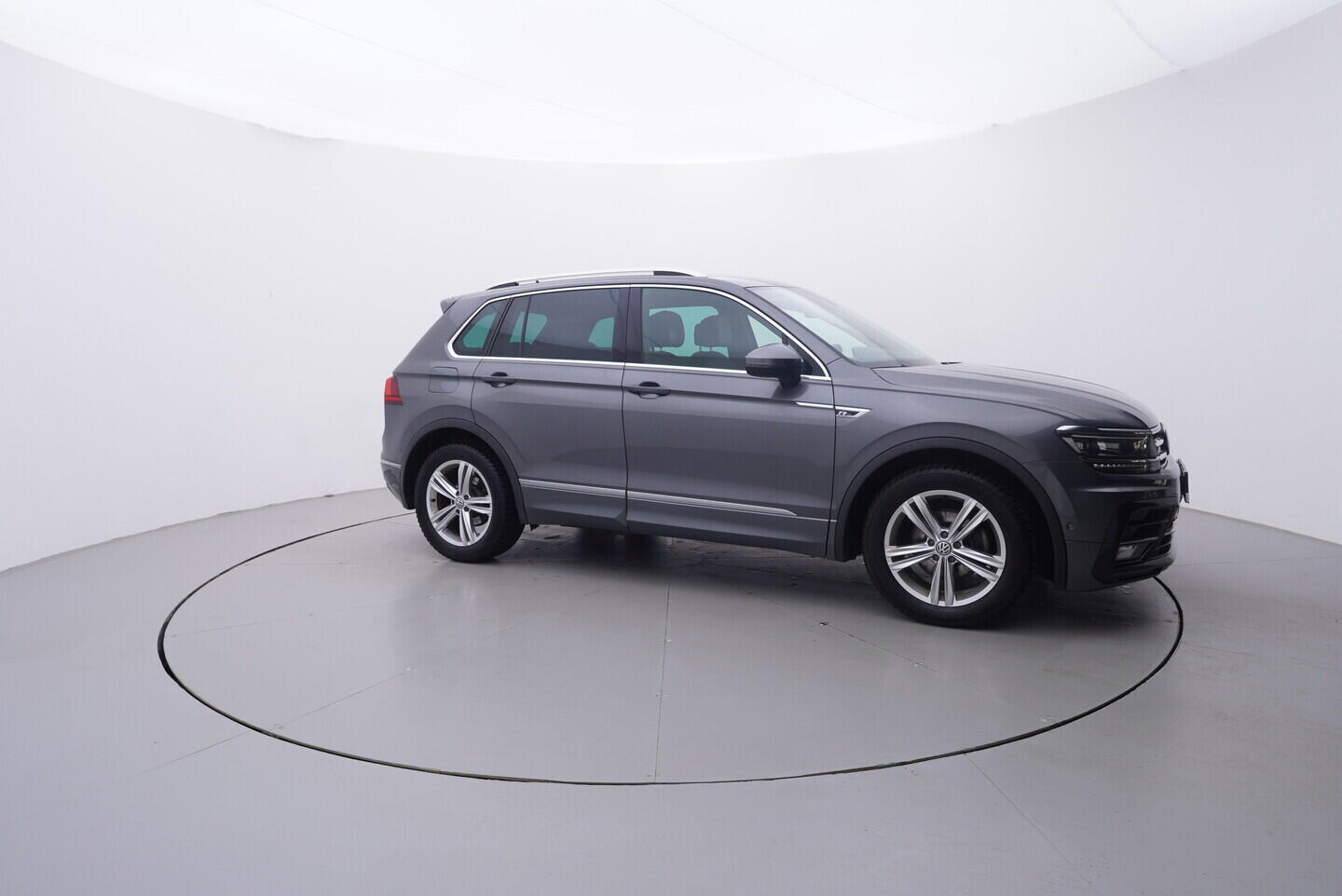 OV190V10705_16.webp_TIGUAN R-line  2.0 TDI 110 kW automat