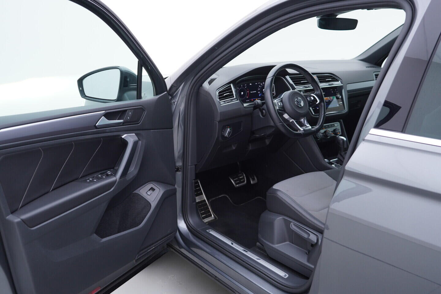 OV190V10705_18.webp_TIGUAN R-line  2.0 TDI 110 kW automat