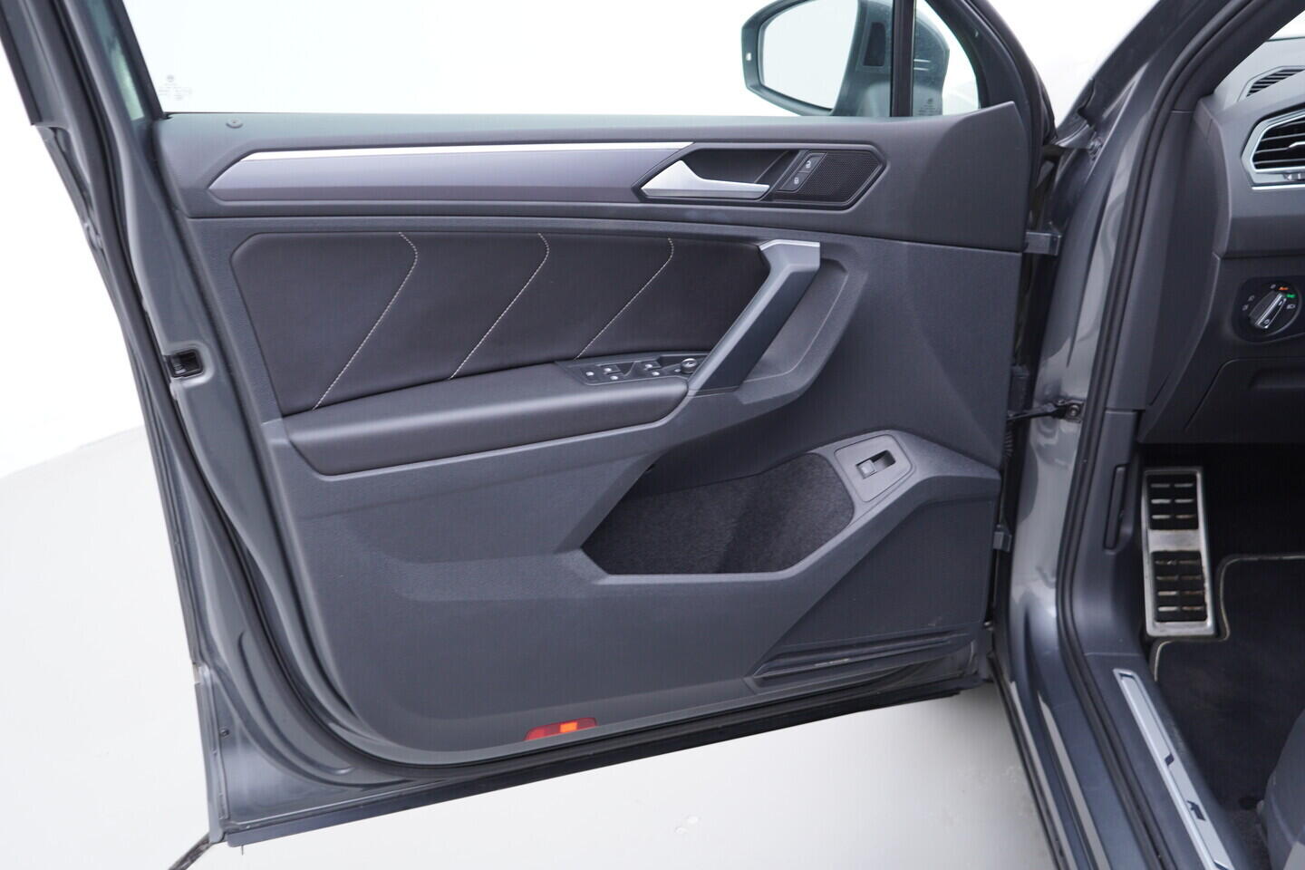 OV190V10705_19.webp_TIGUAN R-line  2.0 TDI 110 kW automat