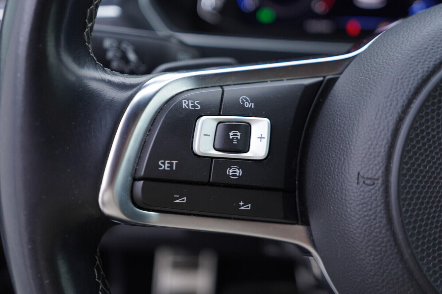 OV190V10705_25.webp_TIGUAN R-line  2.0 TDI 110 kW automat