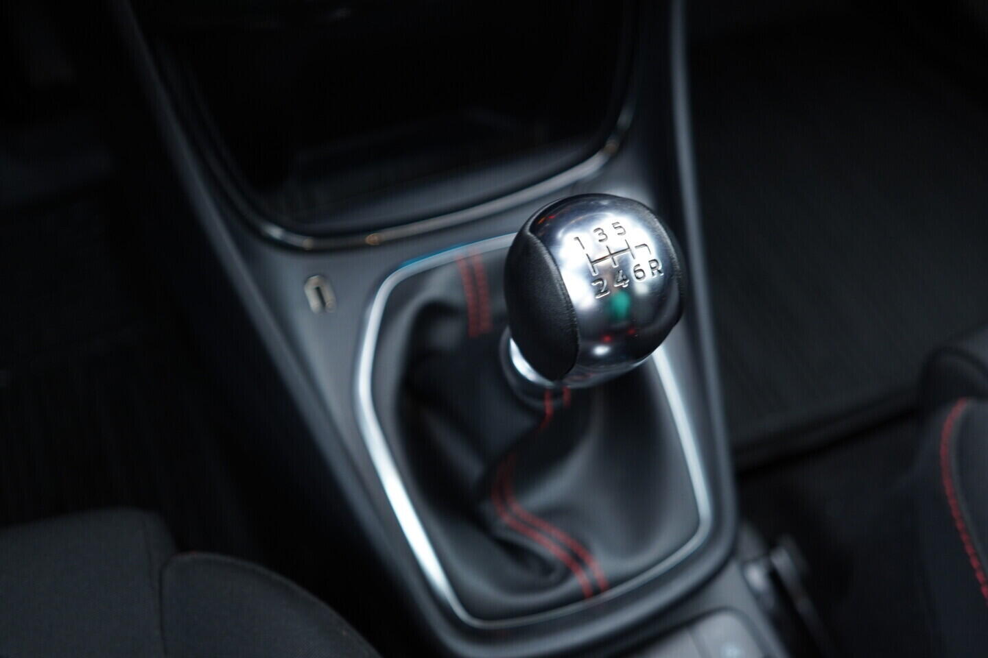 OV190V10719_34.webp_PUMA ST-Line 1.0 EcoBoost 91 kW manuál