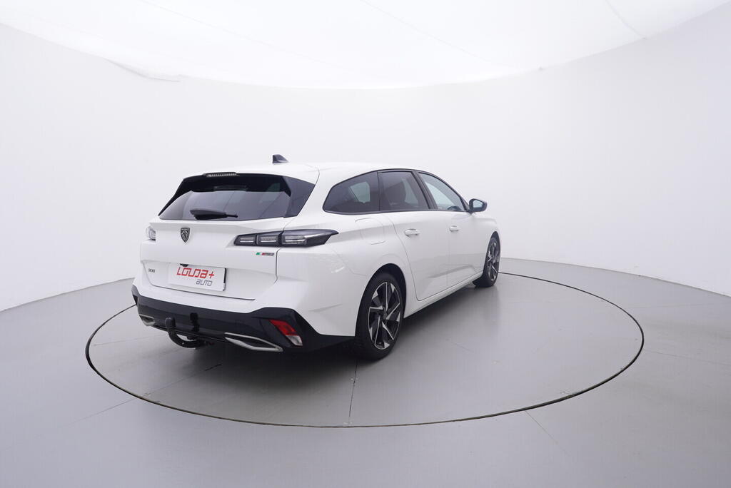 OV190V10722_14.webp_308 ALLURE PACK 1.5  96 kW manuál