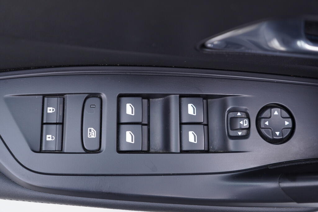 OV190V10722_20.webp_308 ALLURE PACK 1.5  96 kW manuál