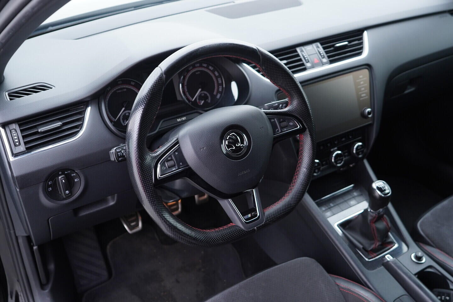 OV190V10733_23.webp_OCTAVIA  2.0 TSI 169 kW manuál