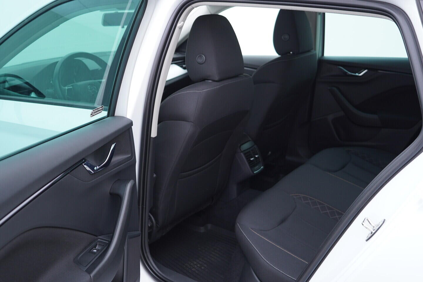 OV190V10755_32.webp_SCALA Ambition 1.0 TSI 81 kW manuál, DPH