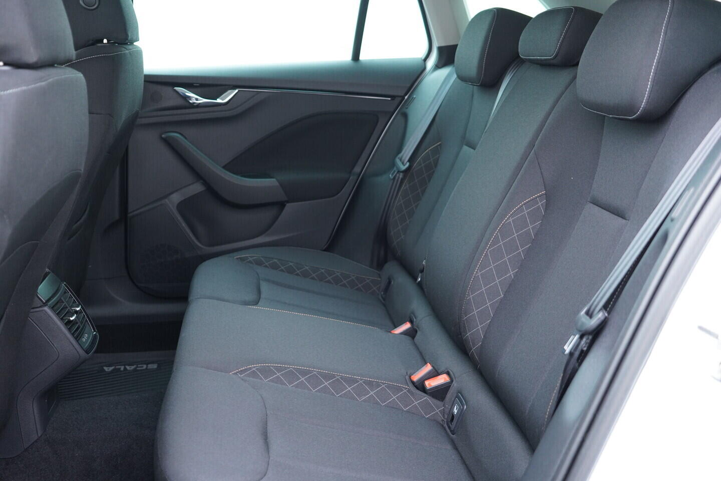 OV190V10755_34.webp_SCALA Ambition 1.0 TSI 81 kW manuál, DPH