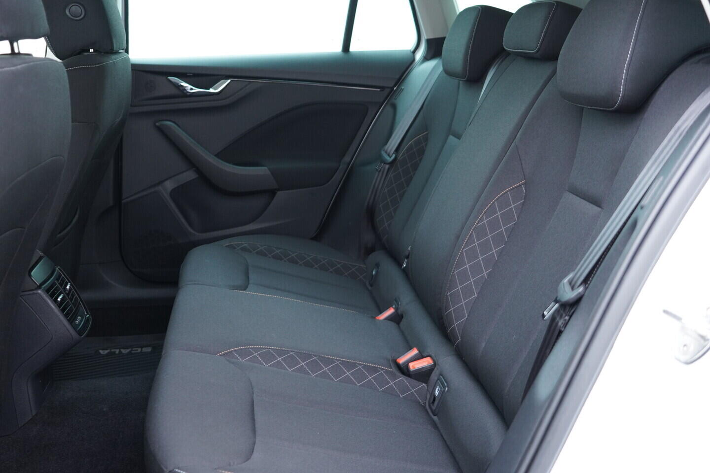 OV190V10756_34.webp_SCALA Ambition 1.0 TSI 81 kW manuál, DPH