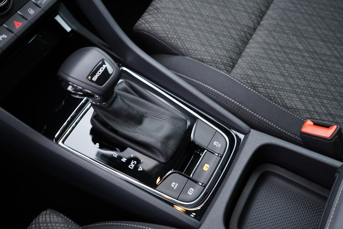 OV190V10773_34.webp_KAROQ Selection 1.5 TSI 110 kW automat, DPH