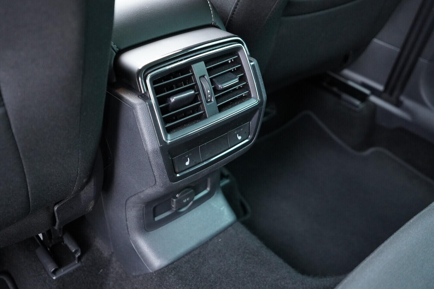 OV190V10773_36.webp_KAROQ Selection 1.5 TSI 110 kW automat, DPH