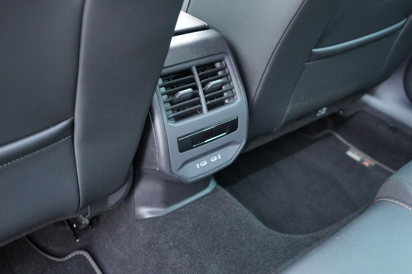 OV190V10777_35.webp_FORMENTOR  2.0 TSI 140 kW automat, DPH