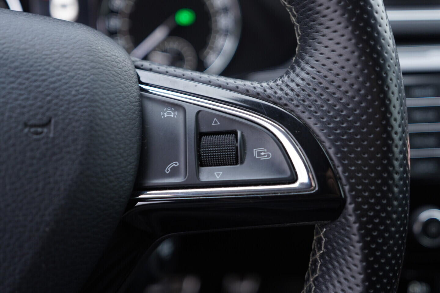 OV190V10787_28.webp_SUPERB Style 2.0 TDI 140 kW automat