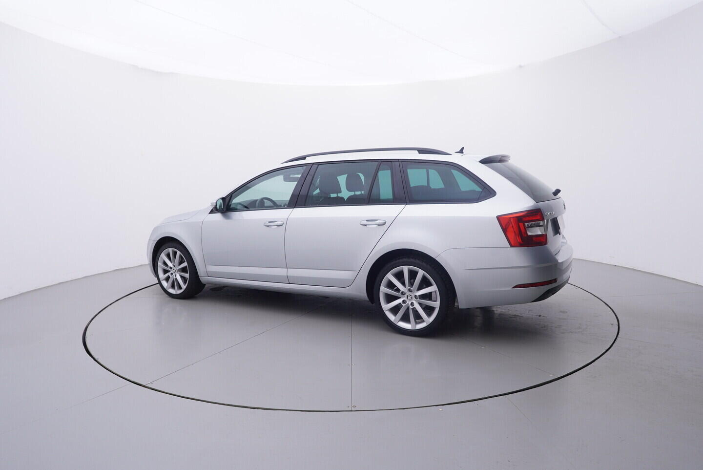 OV190V10789_12.webp_OCTAVIA Ambition 1.0 TSI 85 kW manuál