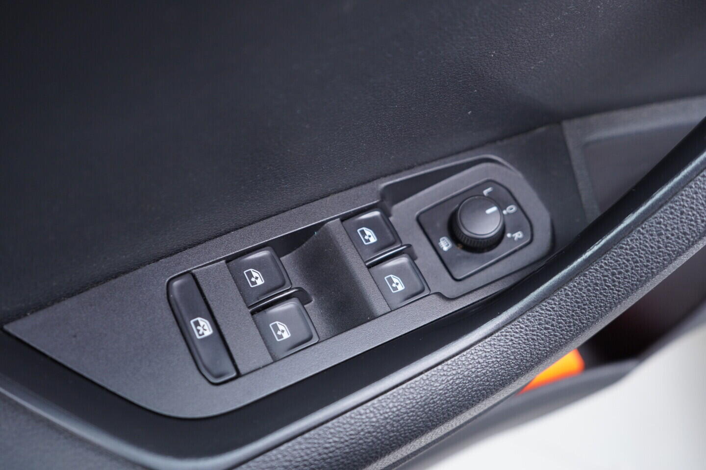 OV190V10792_20.webp_KAROQ Ambition 1.6 TDI 85 kW manuál