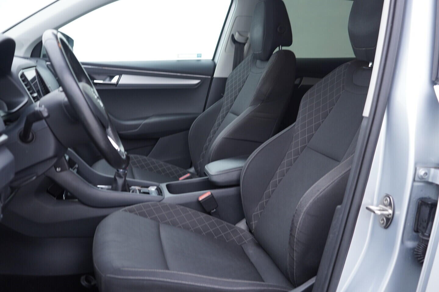 OV190V10792_22.webp_KAROQ Ambition 1.6 TDI 85 kW manuál