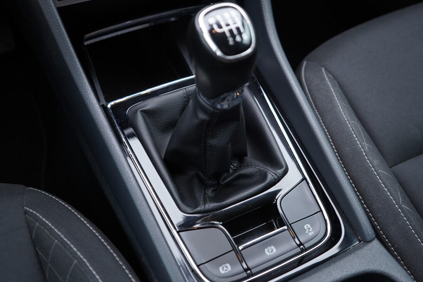 OV190V10792_34.webp_KAROQ Ambition 1.6 TDI 85 kW manuál