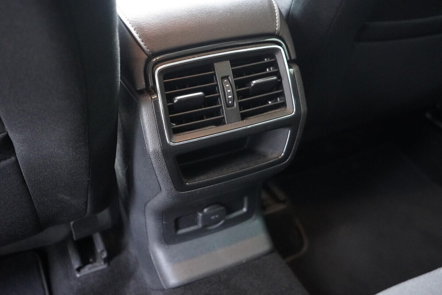 OV190V10792_37.webp_KAROQ Ambition 1.6 TDI 85 kW manuál