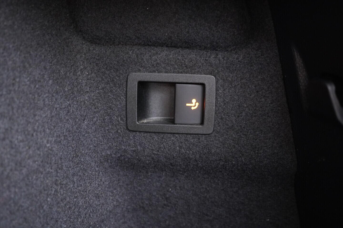 OV190V10792_39.webp_KAROQ Ambition 1.6 TDI 85 kW manuál