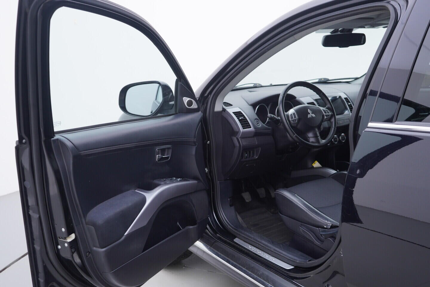 OV190V10796_18.webp_OUTLANDER  2.3 DI-D 130 kW manuál