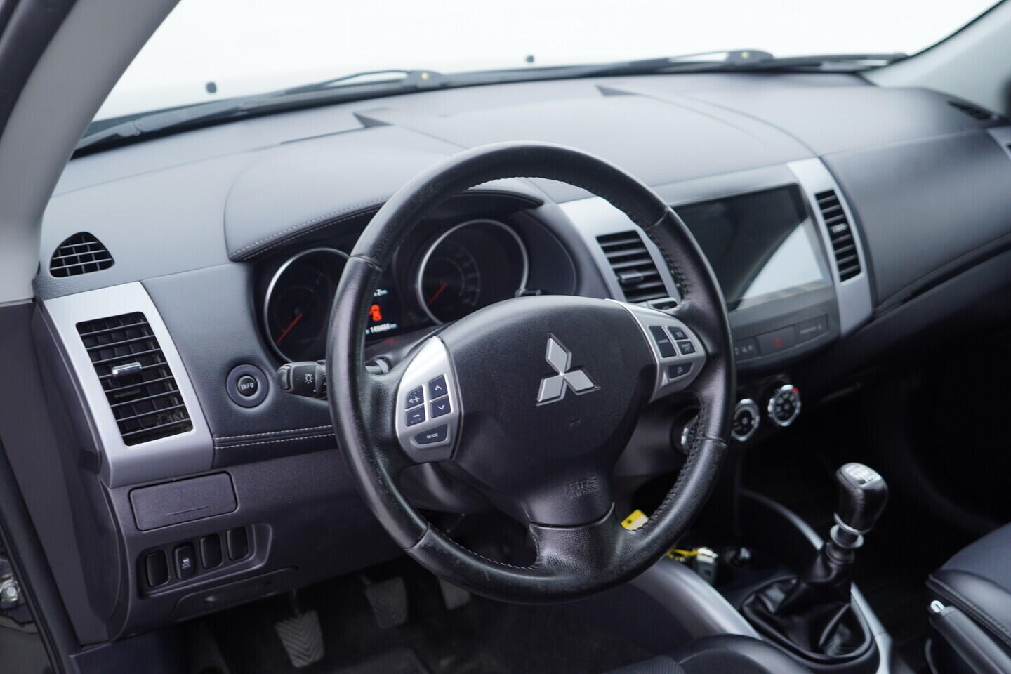 OV190V10796_23.webp_OUTLANDER  2.3 DI-D 130 kW manuál