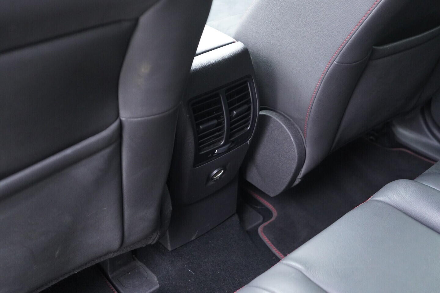 OV190V10812_42.webp_KUGA ST-Line 1.5  110 kW manuál