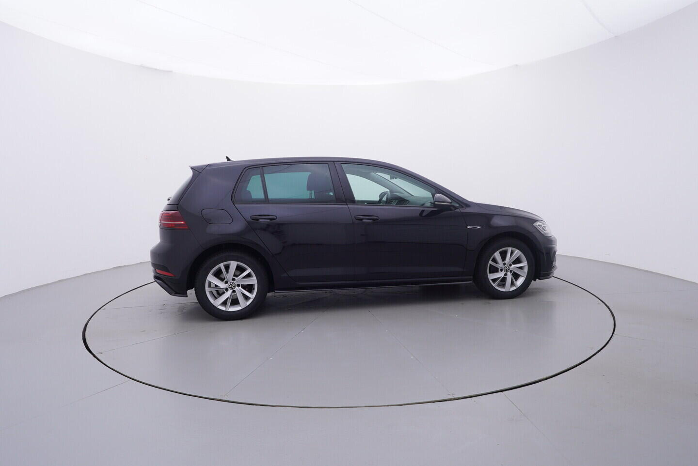 OV190V10813_15.webp_GOLF R-Line 1.5 TSI 110 kW manuál