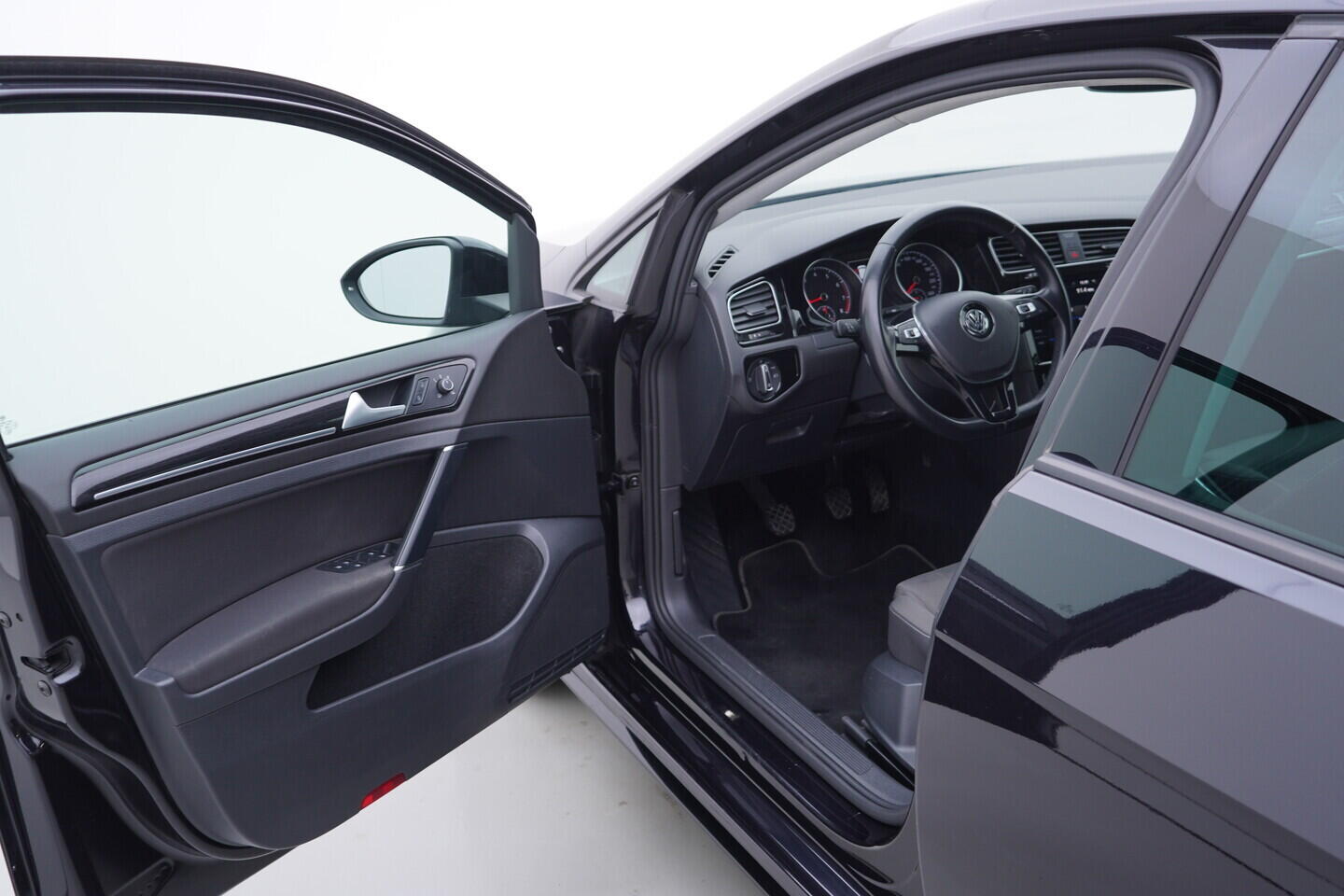 OV190V10813_18.webp_GOLF R-Line 1.5 TSI 110 kW manuál