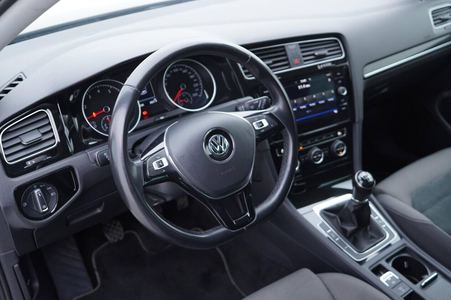 OV190V10813_22.webp_GOLF R-Line 1.5 TSI 110 kW manuál