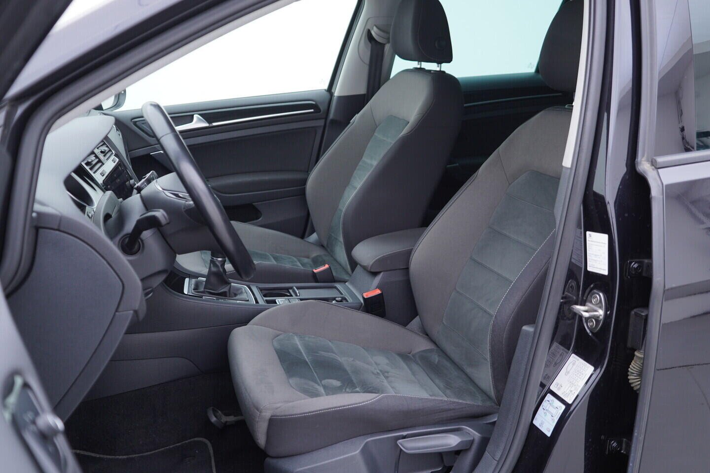 OV190V10813_24.webp_GOLF R-Line 1.5 TSI 110 kW manuál