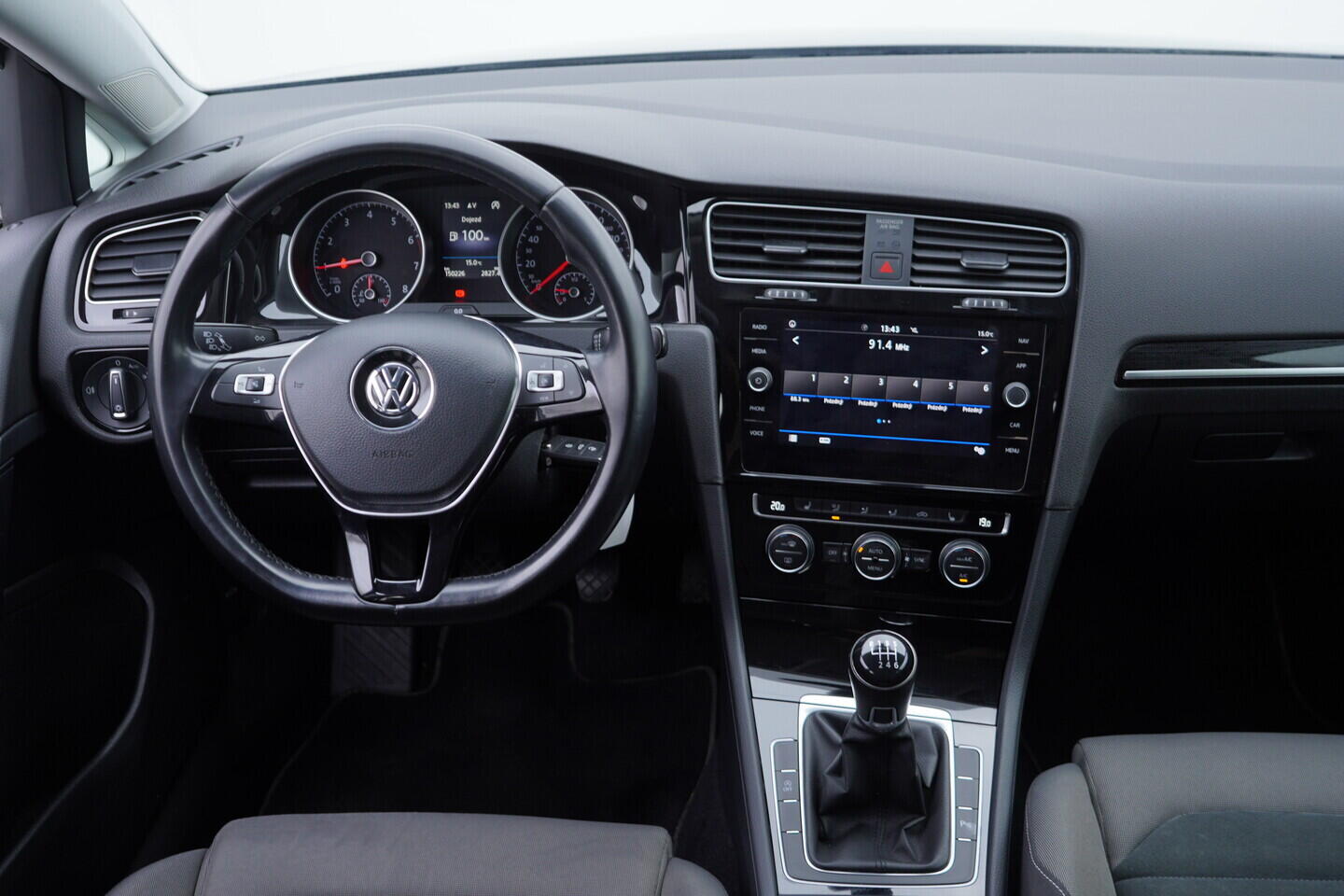 OV190V10813_30.webp_GOLF R-Line 1.5 TSI 110 kW manuál