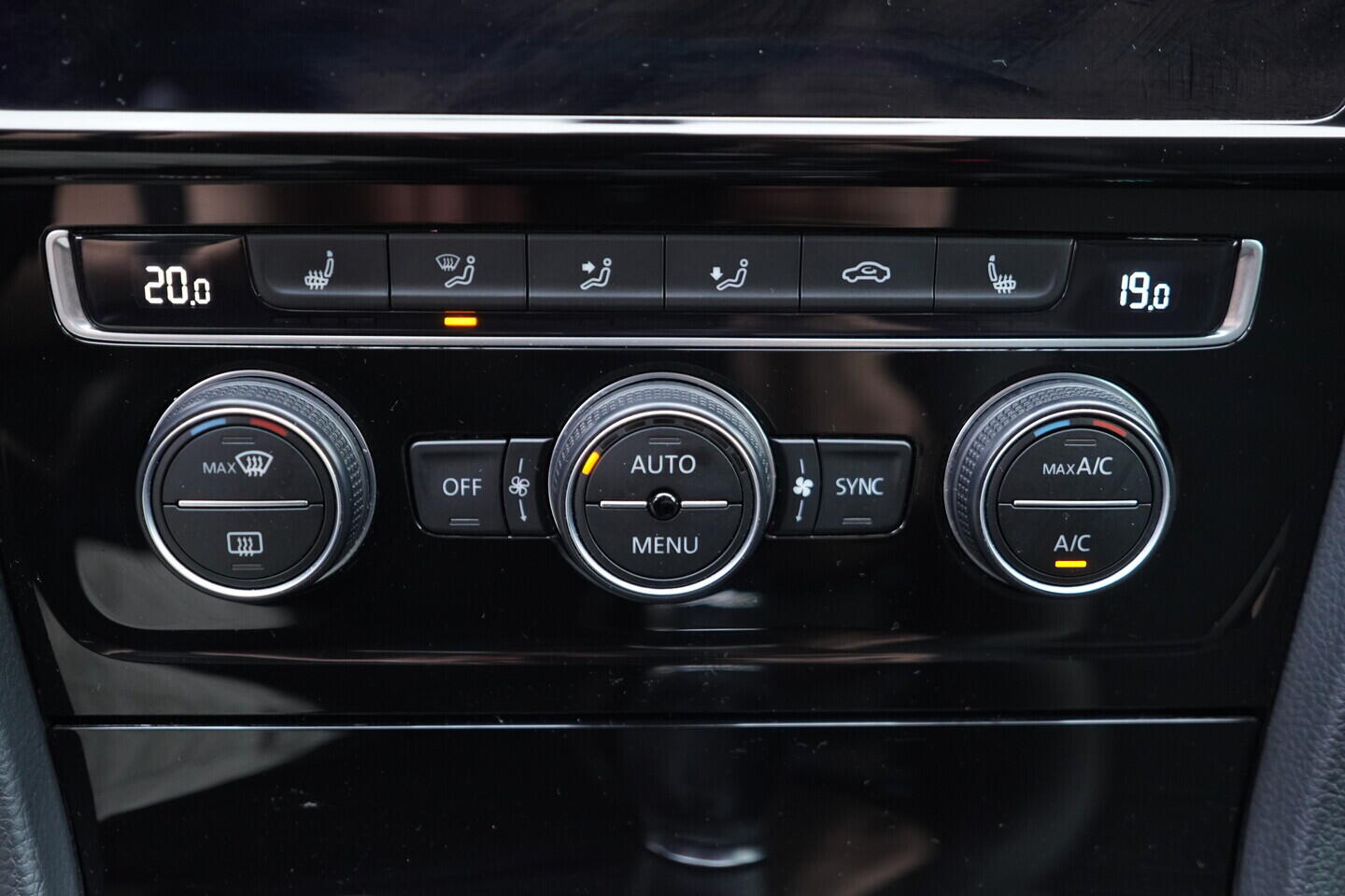 OV190V10813_40.webp_GOLF R-Line 1.5 TSI 110 kW manuál