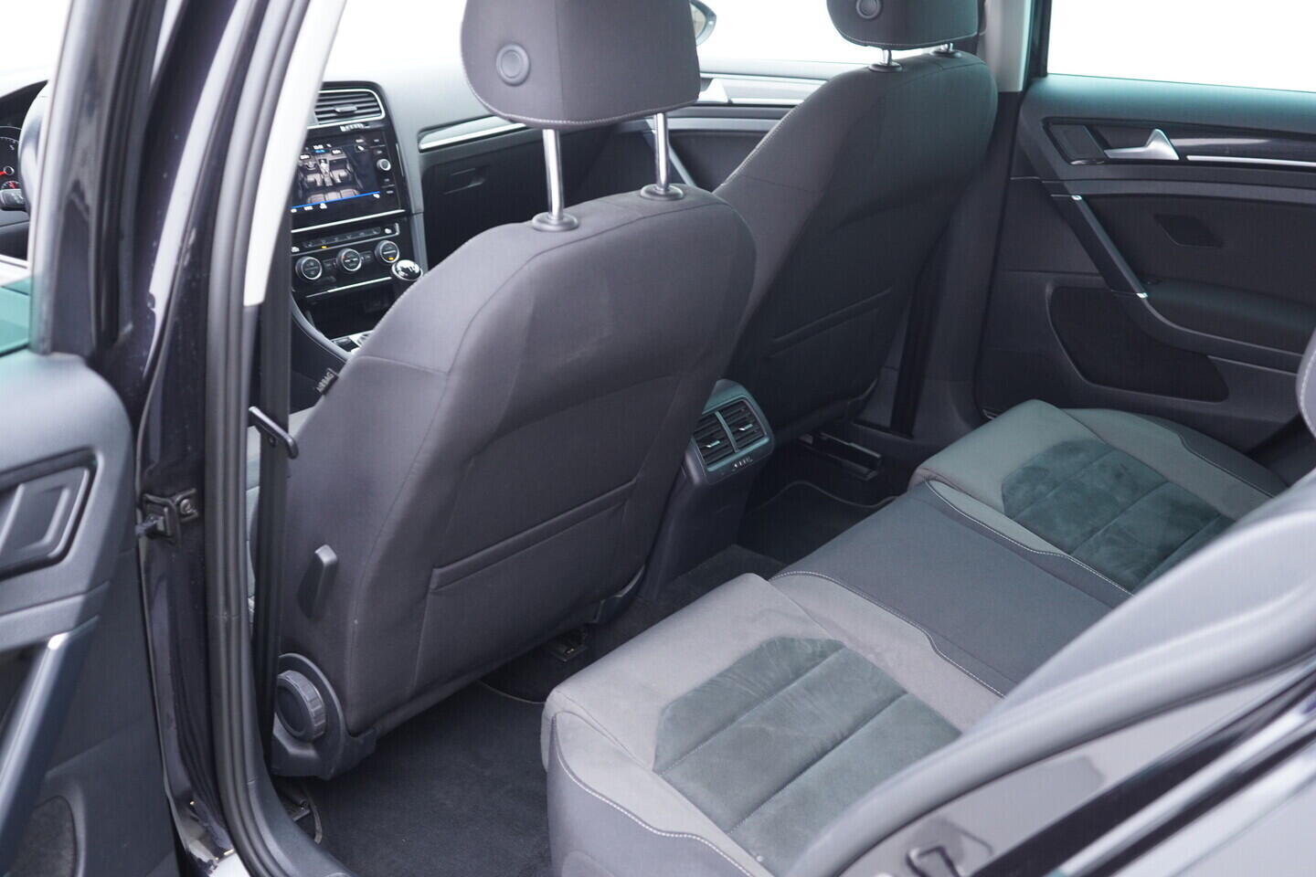 OV190V10813_45.webp_GOLF R-Line 1.5 TSI 110 kW manuál