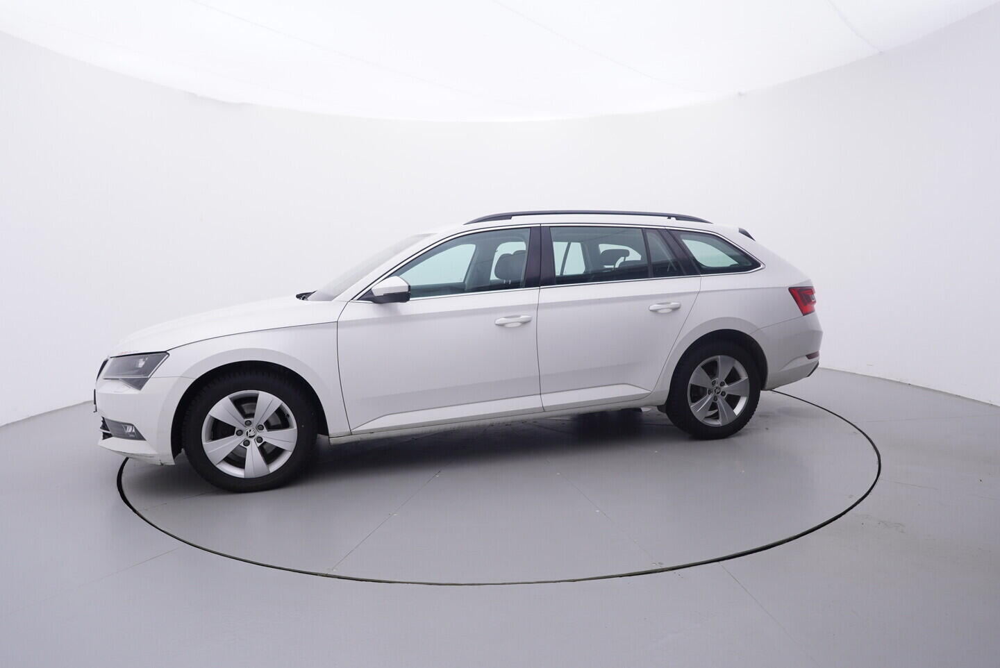 OV190V10819_11.webp_SUPERB Ambition 2.0 TDI 110 kW manuál