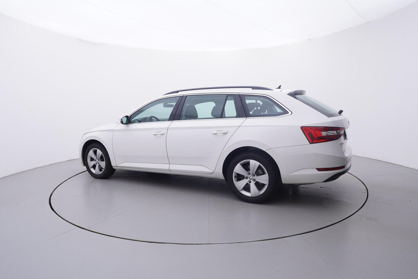 OV190V10819_12.webp_SUPERB Ambition 2.0 TDI 110 kW manuál