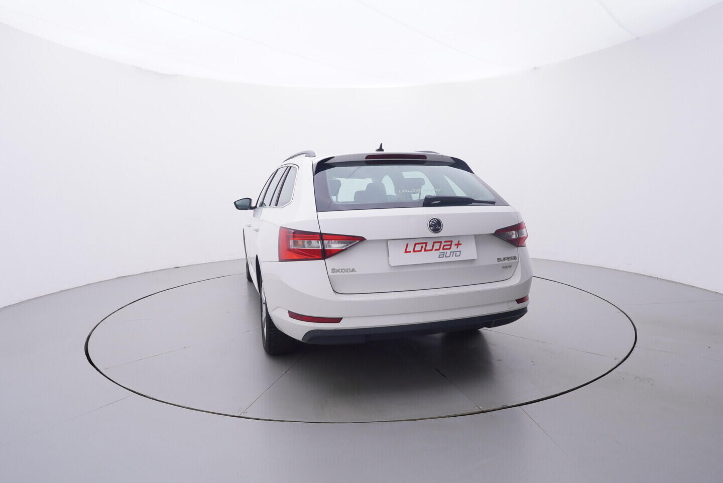 OV190V10819_13.webp_SUPERB Ambition 2.0 TDI 110 kW manuál