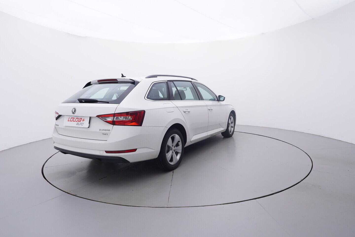 OV190V10819_14.webp_SUPERB Ambition 2.0 TDI 110 kW manuál