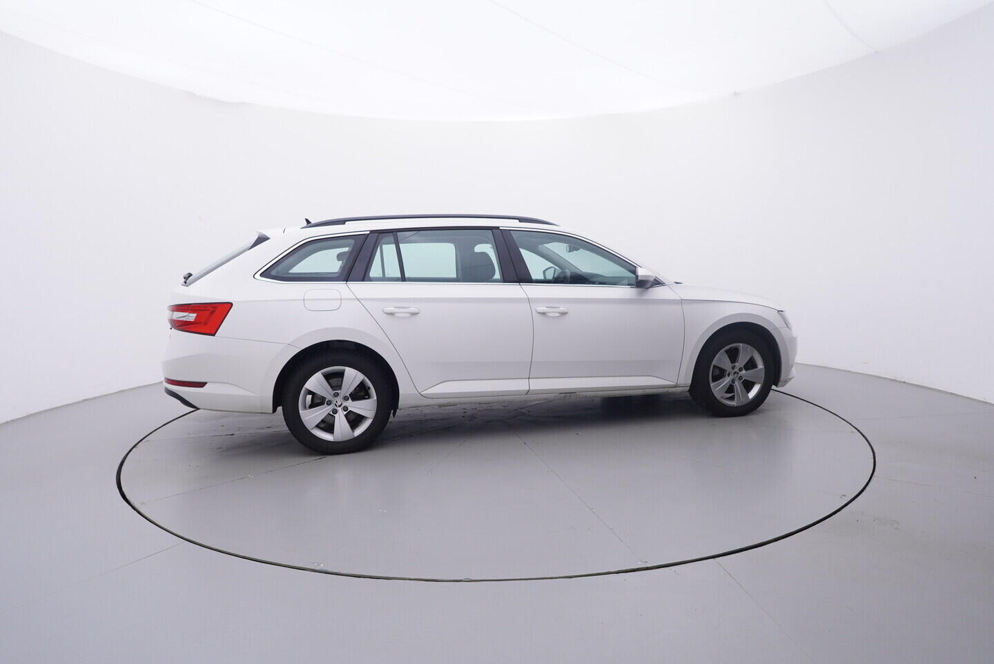 OV190V10819_15.webp_SUPERB Ambition 2.0 TDI 110 kW manuál