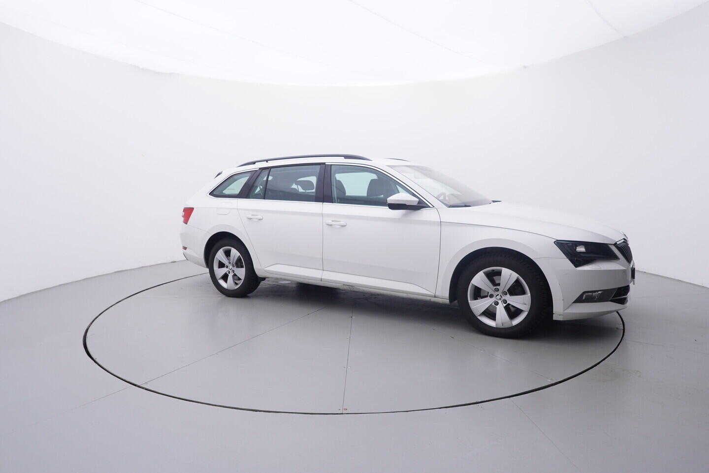 OV190V10819_16.webp_SUPERB Ambition 2.0 TDI 110 kW manuál