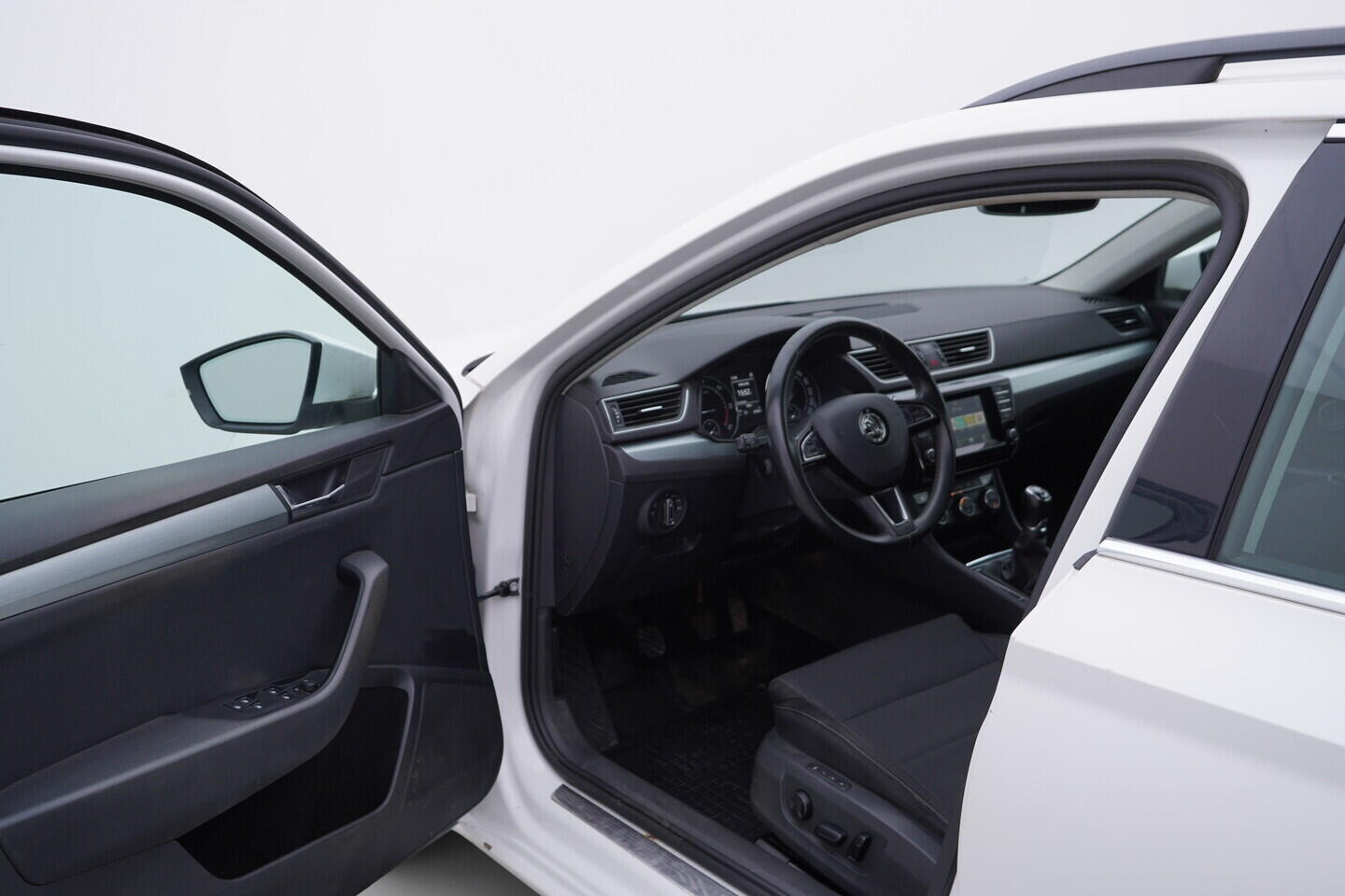 OV190V10819_18.webp_SUPERB Ambition 2.0 TDI 110 kW manuál