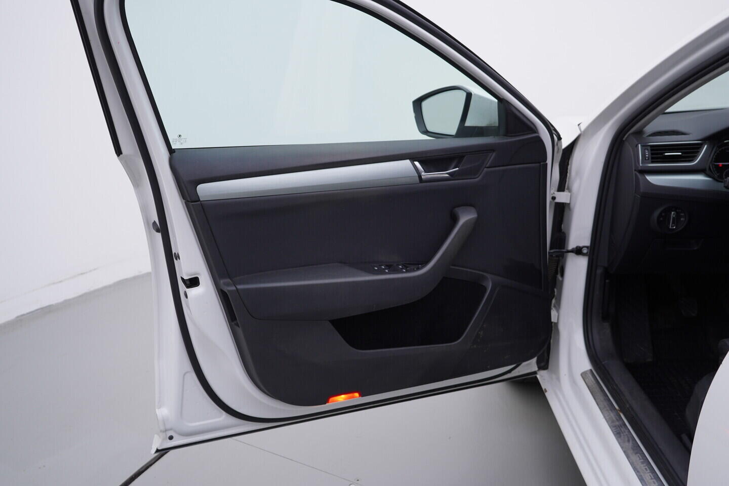 OV190V10819_19.webp_SUPERB Ambition 2.0 TDI 110 kW manuál