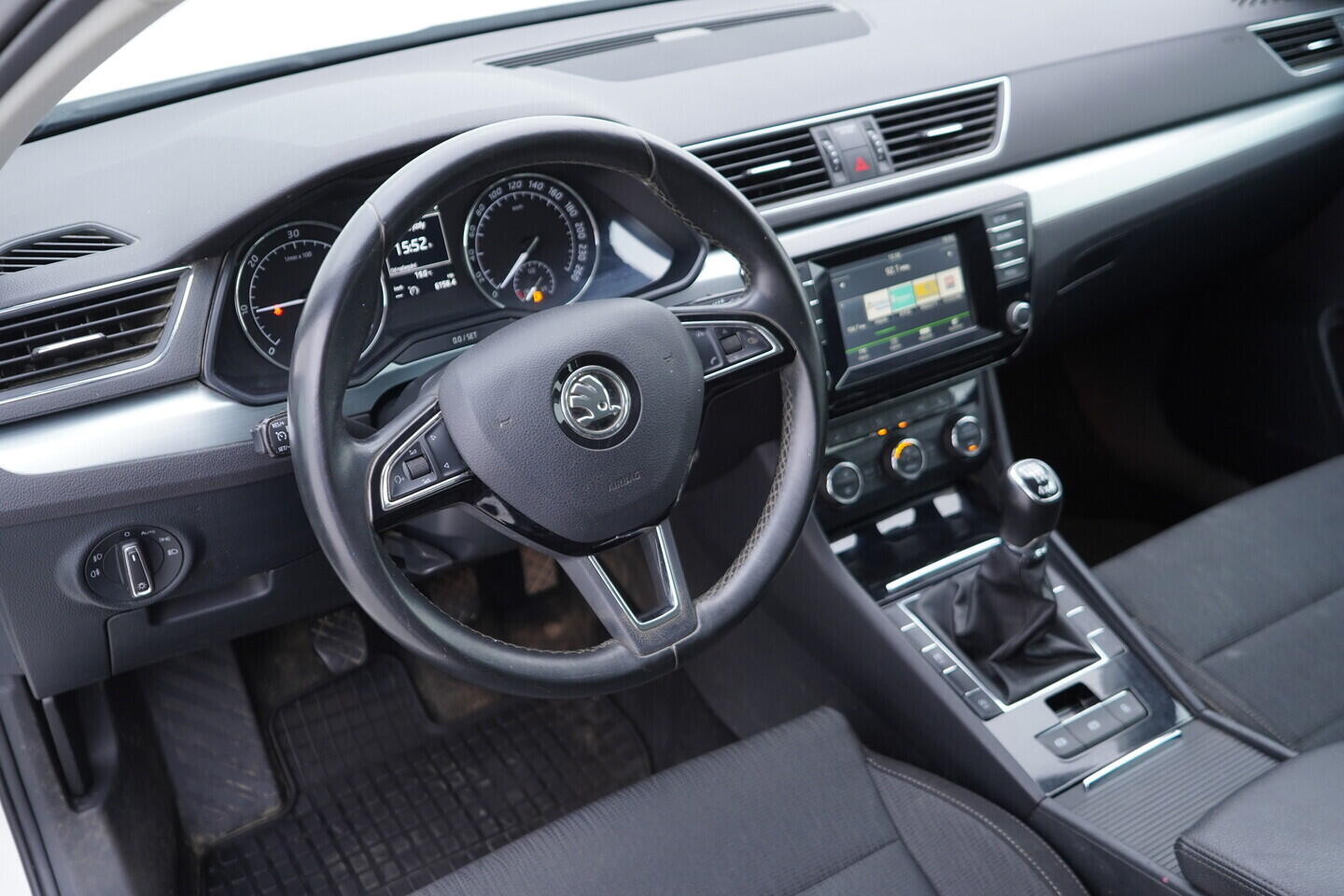 OV190V10819_22.webp_SUPERB Ambition 2.0 TDI 110 kW manuál