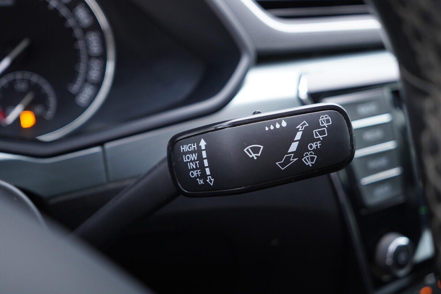 OV190V10819_25.webp_SUPERB Ambition 2.0 TDI 110 kW manuál