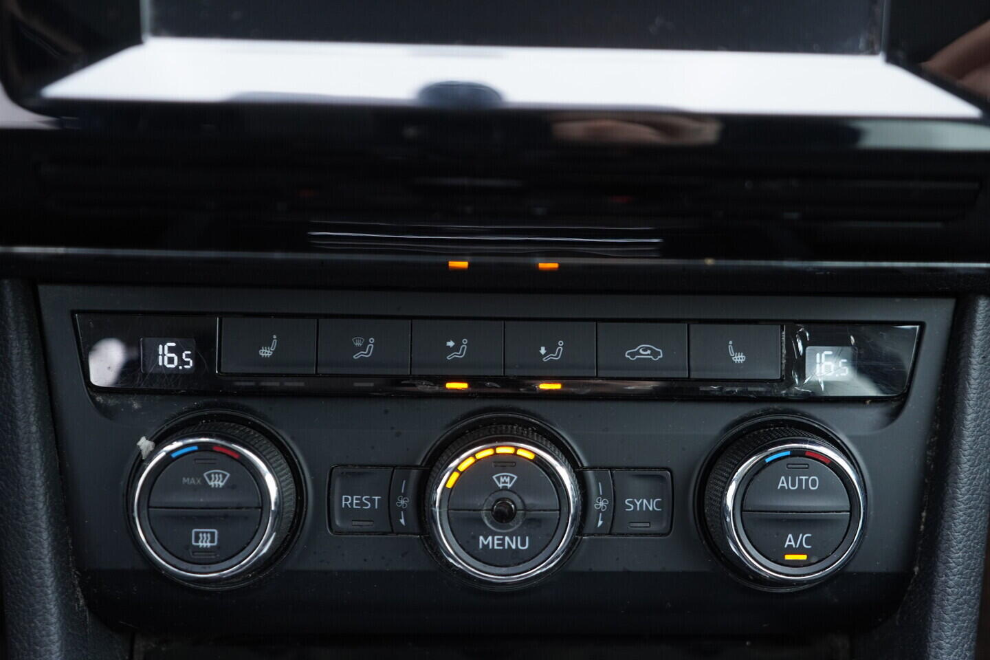 OV190V10819_33.webp_SUPERB Ambition 2.0 TDI 110 kW manuál