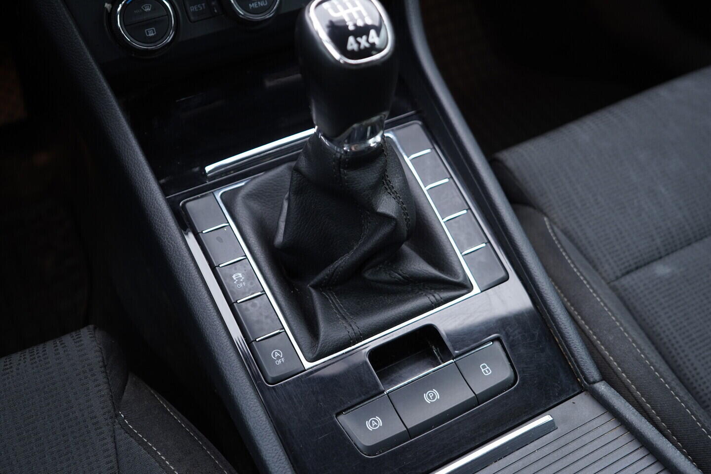 OV190V10819_34.webp_SUPERB Ambition 2.0 TDI 110 kW manuál