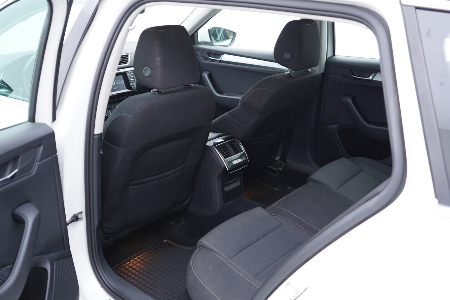 OV190V10819_35.webp_SUPERB Ambition 2.0 TDI 110 kW manuál