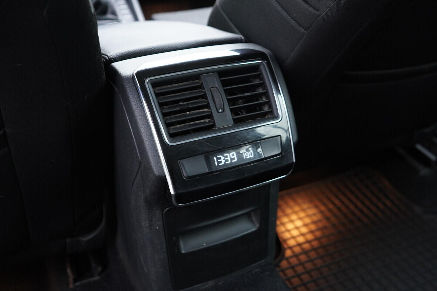 OV190V10819_37.webp_SUPERB Ambition 2.0 TDI 110 kW manuál