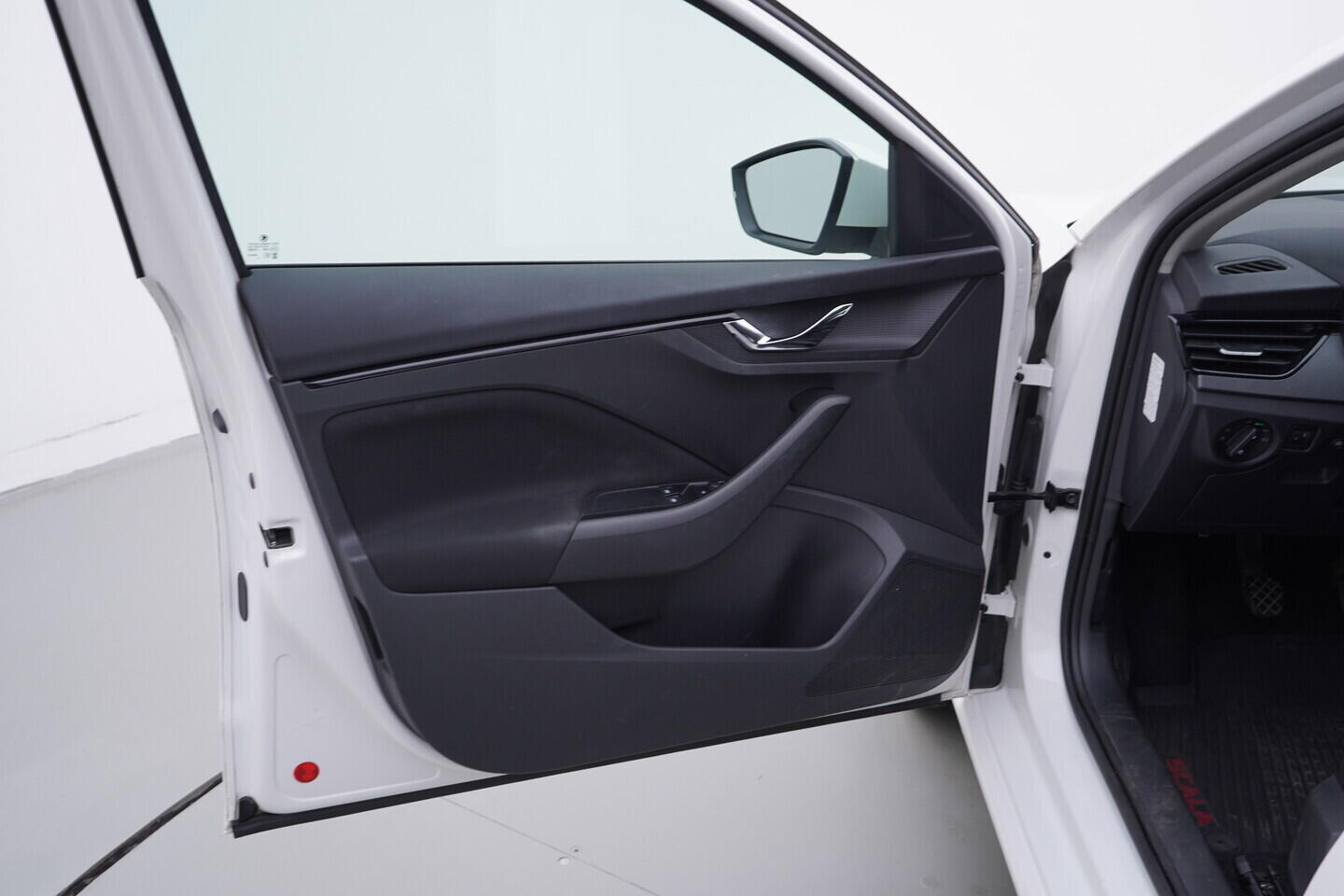 OV190V10828_19.webp_SCALA Ambition 1.0 TSI 70 kW manuál, DPH