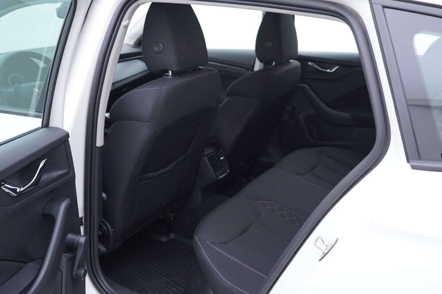 OV190V10828_33.webp_SCALA Ambition 1.0 TSI 70 kW manuál, DPH