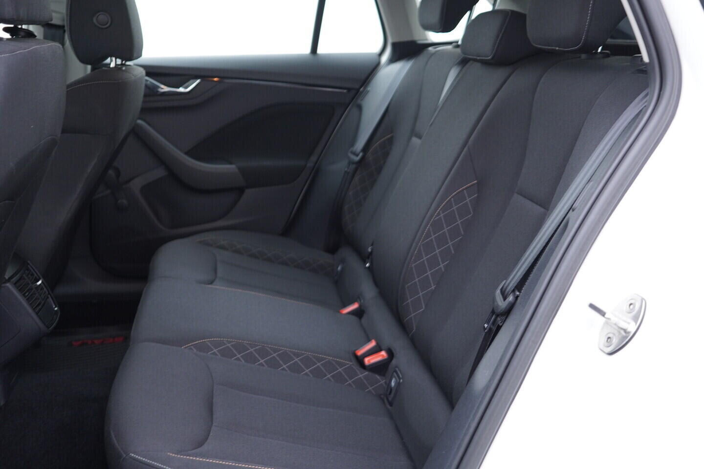 OV190V10828_34.webp_SCALA Ambition 1.0 TSI 70 kW manuál, DPH